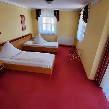 Hotel-cafe 3 Kronen 住宿加早餐酒店 3*