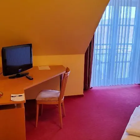 Hotel-cafe 3 Kronen 3*