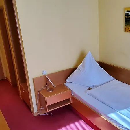 Hotel-cafe 3 Kronen 住宿加早餐酒店 3*